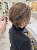 大人白髪ぼかしハイライト　丸みショートボブ