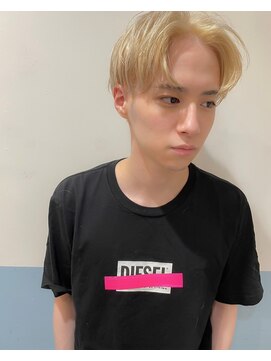 シロ(siro) 【赤みゼロのペールベージュ×ナチュラルセンターパート】