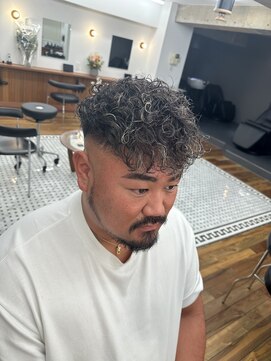 ザデイトウキョウ 表参道 青山(THE DAY TOKYO) MEN'S HAIR/スペインカール/金メッシュ/スキンフェード/表参道駅
