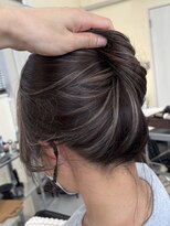 トゥルー(true)&nbsp;結んでも可愛いく''コントラストはっきり細ハイライトで上品に
