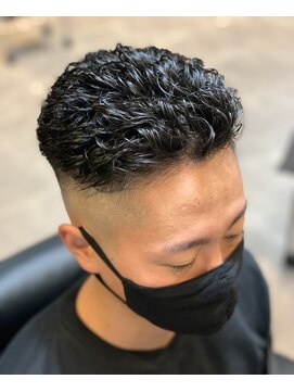 スリーマンズバーバークラブ(THREEMAN'S BARBER CLUB) パーマ+スキンフェード