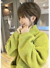 アンダーバーホワイト(_WHITE) ［なんば］耳掛けショート/マッシュ/くびれショート