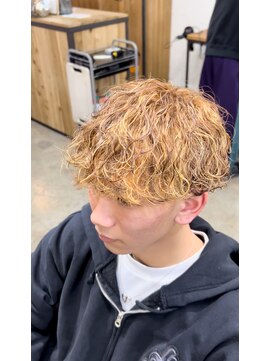 エルオム(EL.HOMME) 波巻きクリームパーマ／ブラウン抜きっぱなしハイライト