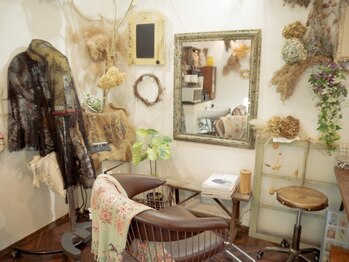 マジョラム(marjoram)の写真/アンティーク家具に囲まれたオシャレな店内で、あなただけの贅沢な時間を….髪を美しく心も休息できます♪