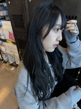 アチーブリス(achieve Liss) ブルーブラック暗髪美シルエットミディ10代20代30代×パーマ風