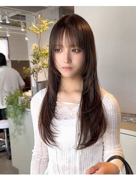 ジゼラ(GISELA) レイヤーカット グレージュ 透明感カラー ブリーチ シースルー