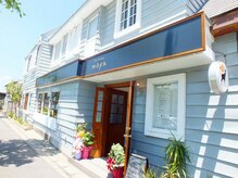 ヘアーアンドメイクアップモパの雰囲気（陽射しが入ると明るく心地よい雰囲気の店内です。）