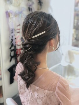 アトリエビューティーアミュ(atelier beauty AmU) 結婚式 二次会 お呼ばれ ハーフアップ風ポニー×パールピン