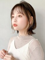 ショートボブツヤ髪スタイル センターパート ニュアンスカラー