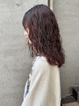 アンバー(Amber) ロングパーマ × ボルドーカラー