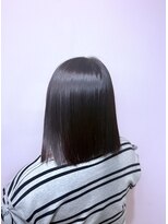 ヘアメイクアン(Hair Make Une)&nbsp;ダークレッドで艶っぽ可愛い「切りっぱなしボブ」♪