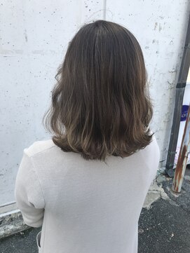 ヘアデザイン ソラ(Sola) 暗髪オリーブベージュ+ハイライトベージュ 外ハネパーマミディ
