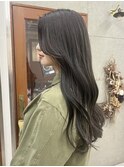 オリーブグレーの透け感ロングヘア