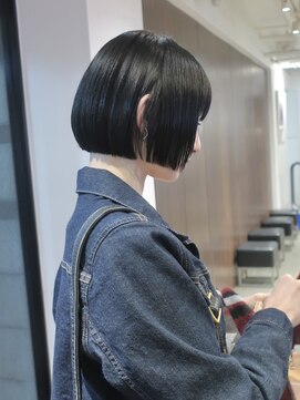 アビー 鎌倉(ABBEY) ぱつっとラインがポイントの顎上ボブスタイル