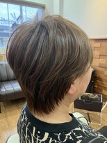 フリー(Free)&nbsp;白髪ぼかしシークレットハイライトカラー・ショートウルフヘアー