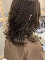 アイヴィ 表参道(IVY) 柔らかい質感のグレージュカラー、ミディアムレイヤー