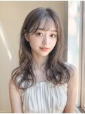 ゆる巻きスタイルと相性のいい軽めカラー