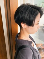 シー 岡崎(,SHE)&nbsp;直線的フォルムと暗髪の艶で女子でも映えるツーブロ