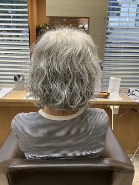 ウイバイファースト(u'i by first) シルバーヘアー パーマスタイル