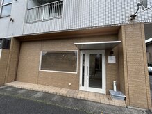 エイチドットオー(H.O)の雰囲気(淡い黄土色の壁に扉枠、窓枠が白色の店舗でございます。)