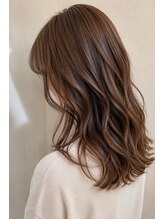 ヘアーエボリューション 柔らかラテブラウンのくびれミディ