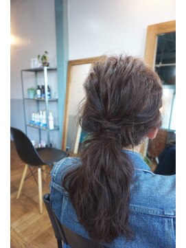 ヘアールーム コンセント シンプルポニーテール