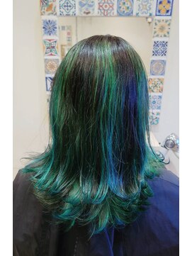 ランプヘアー(LAMP HAIR) 2.5次元カラーピーコックカラー毛束ハイライト外はねミディアム