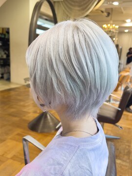 オブヘアーギンザ(Of HAIR GINZA) ホワイトブリーチ×ショートレイヤー