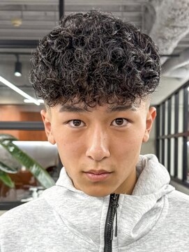 ニコ トウキョウ ロジック(nico TOKYO Logic) スペインカールホワイトメッシュフェードメンズ髪型短髪