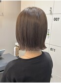 くすみベージュカラー×外はねボブ