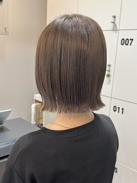 ディーエックス スリー(Dxxxx III) くすみベージュカラー×外はねボブ