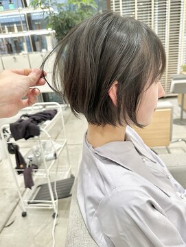 ステアケース 武蔵小杉店(stair:case) 大人かわいい黒髪軽め耳かけショートボブ