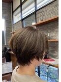 クール系大人ショート×30代白髪ぼかしカラー