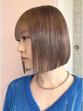 ソル ジングウマエ(SOL JINGUMAE) タッセルボブ切りっぱなしボブベージュカラー顔周りレイヤーボブ