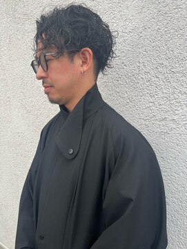 グリ(GURI) ストリートな雰囲気のメンズパーマスタイル　刈り上げ