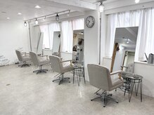 光が差し込む明るい店内♪