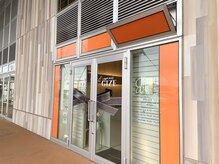 ヘアーメイクギゼ 蔦屋書店(HAIR MAKE GIZE)の雰囲気（ファミリーマートさん側の入口にあります）