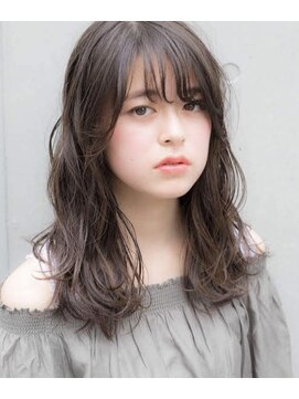 ルティア(Lutia) ナチュナルレイヤー ゆるふわロング