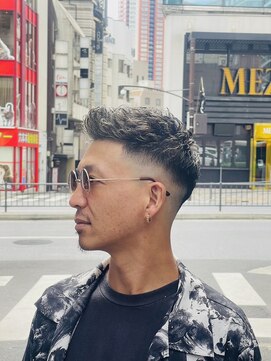 メグロバーバーショップロッポンギ 目黒六(MEGURO BARBER SHOP 6PPONGI) フェザーアップ×スキンフェード