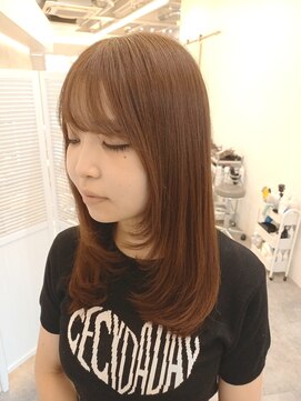 アナ ラーナ(Anna Lanna) ミディアムレイヤーカットとオレンジベージュ