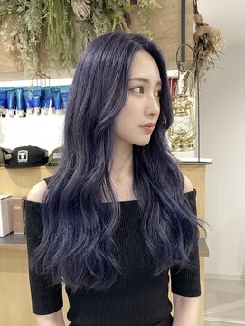 チオ(Chio) 圧倒的な存在感！ディープブルーの艶色ウェーブロング