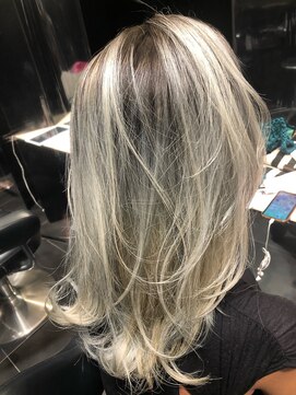 カミノア 銀座店(CAMINOIA) ホワイトブリーチでプラチナカラー　ブリーチオンカラー