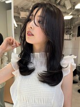 ★暗髪のまま艶やかなラベンダーグレージュカラー。レイヤーカットで内巻きにカールさせた韓国スタイル