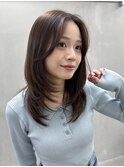 美髪ストレートレイヤーミディアムセンター分けヘア