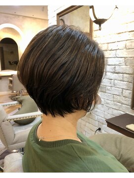 カリーナ(Carina) 〈キシタクヘアー〉襟足スッキリショート×オリーブベージュ