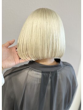 ナナ(NANA) ホワイト/ブロンド/ケアブリーチ/抜きっぱなし/ボブカット