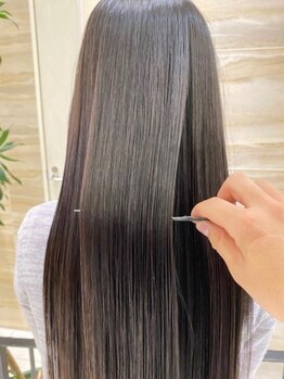 湿気の多い季節でうねりが気になる方必見☆毛先まで自然なストレートを創るanan avedaの縮毛矯正で美髪に♪