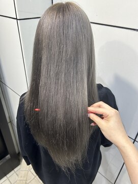ヘアーアンドメイク ビス(HAIR&MAKE bis) 肌が白く見えるシルバーグレー♪【唐木彩華】