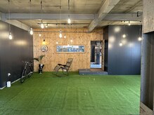 エミノスベース(Eminos base)の雰囲気（お店の前には芝生スペースはくつろいだり、イベントしたり♪）