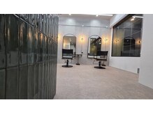 ヘアーメイク アルブル(HAIR MAKE Arbre)の雰囲気（シンプルな落ち着きのある空間です。）